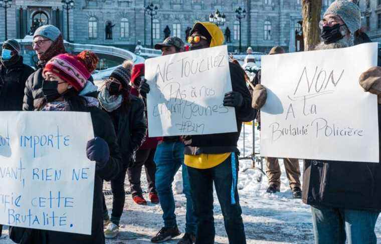 A hundred people march against police brutality in Quebec