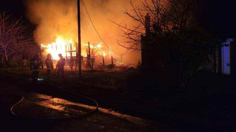 A violent fire destroys a building on the Domaine d’Oublaise in the Indre