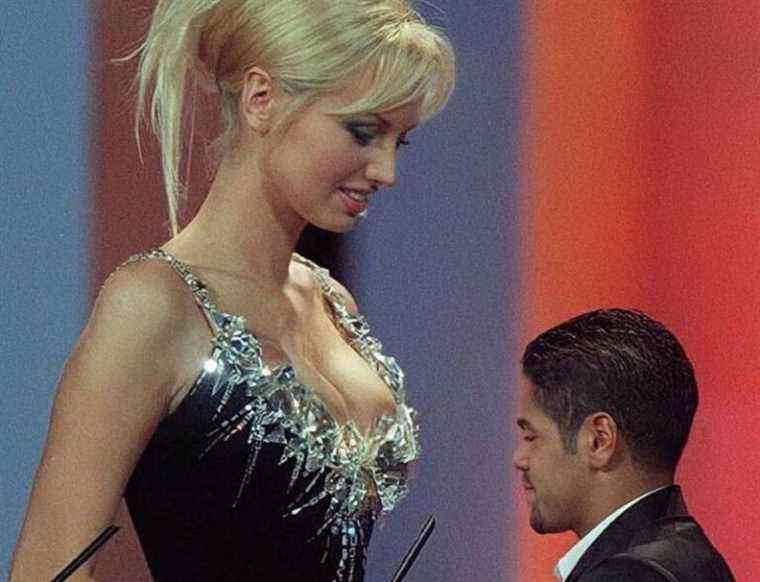 Adriana Karembeu offers a rounded neckline to the maximum to Jamel Debbouze, he dives head first!