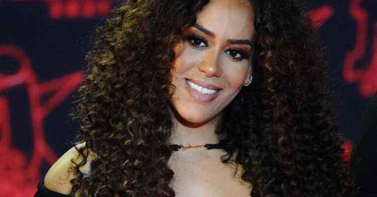 Amel Bent pregnant: her rounded belly molded in a sexy outfit with a plunging neckline