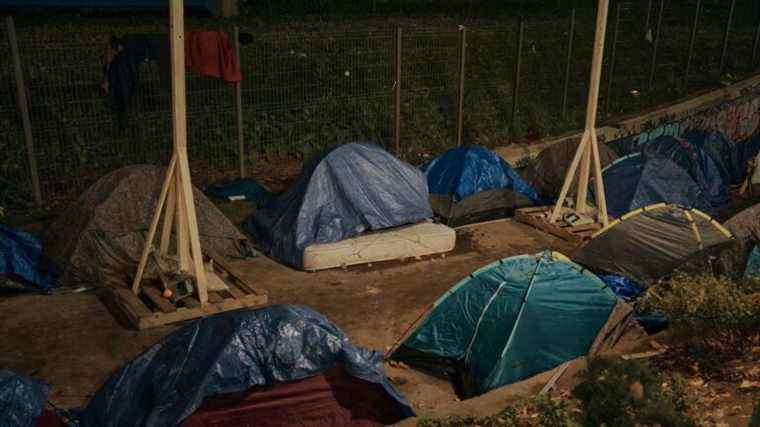 An investigation opened after an attack on migrants in a Parisian camp