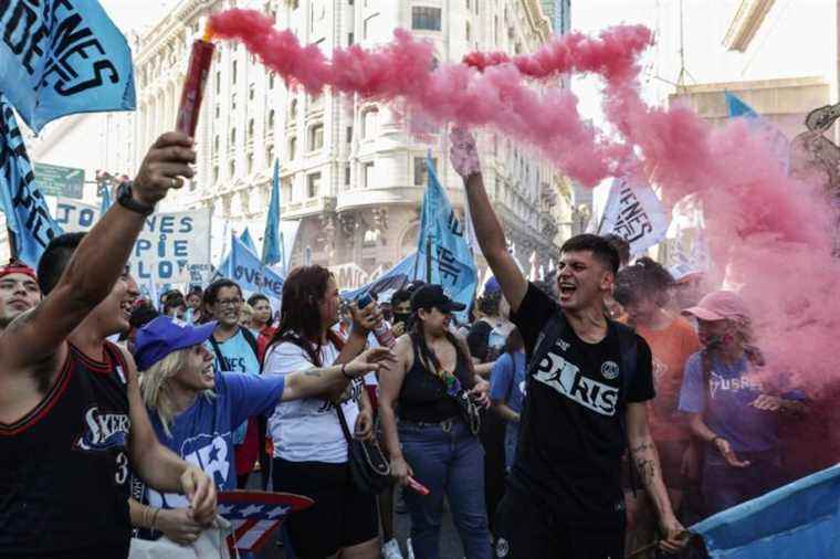 Argentines at odds with debt renegotiation with IMF