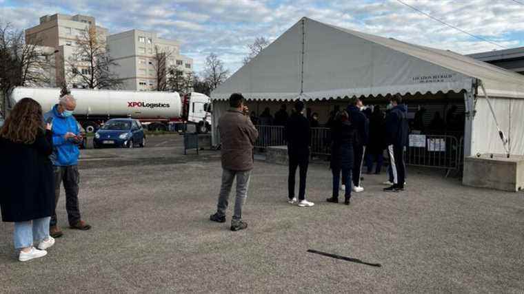 As Christmas approaches, the queues grow longer in front of the screening centers in Bisont