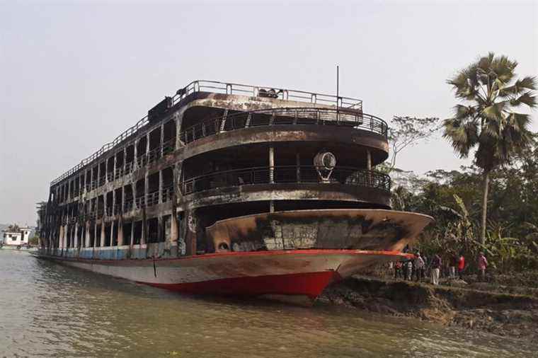 Bangladesh |  At least 37 dead in overloaded ferry fire