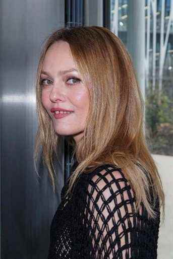 Cape, tank top and jeans, the bewitching look of Vanessa Paradis at the Chanel show