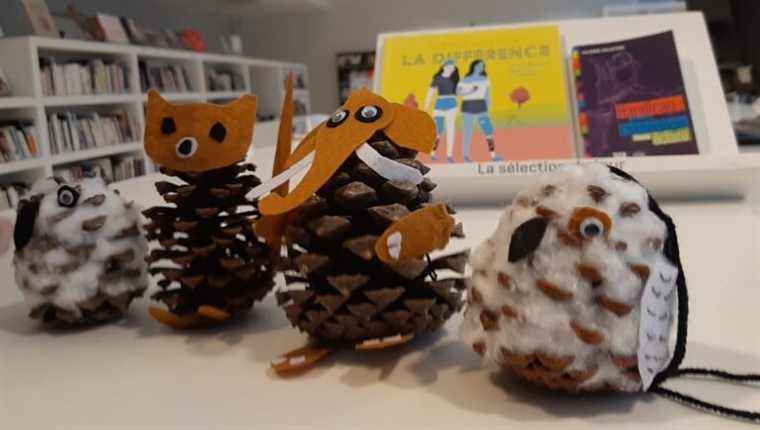 Create figurines and animals made of pine cones at the media library of the Prehistory Interpretation Center