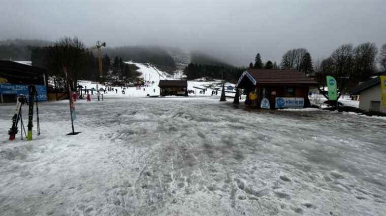 Despite the warm weather and the rain, skiers do not leave the slopes of Métabief