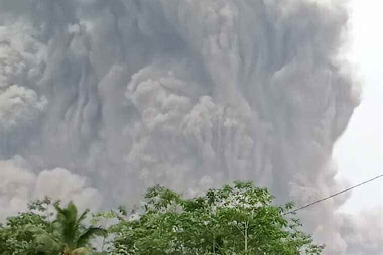 Eruption of Semeru volcano causes thousands of Indonesians to flee