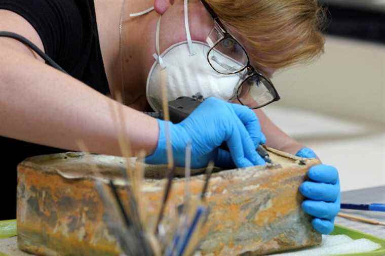 Expert opens General Lee’s 1887 time capsule