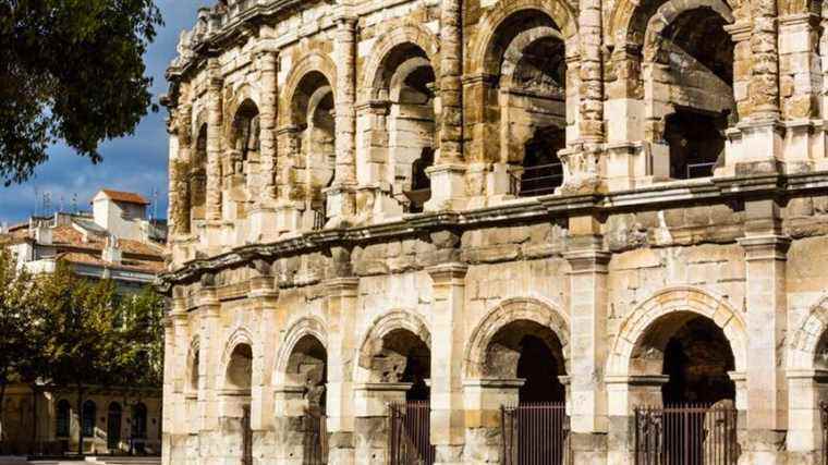 FULL SIGHT – The clock square in Nîmes