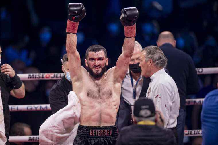 Face bleeding, Artur Beterbiev retains his titles