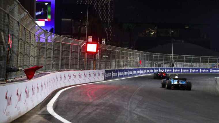 Frenchman Théo Pourchaire hit at the start of the Saudi Arabian Grand Prix