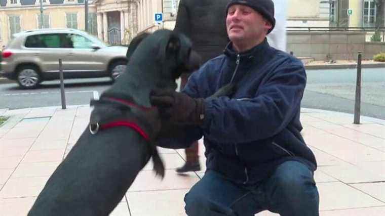 Homeless for five years, he saves a junk dealer from the fire and is thanked by the residents