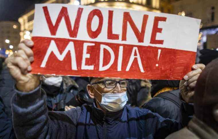 In Poland, thousands of demonstrators march to defend “freedom of the media”