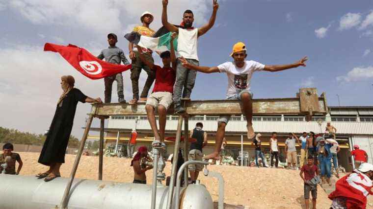 In Tunisia, one in five people want to leave the country, according to a national survey