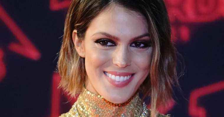 Iris Mittenaere on a plane for a mysterious trip: we finally know what she’s up to!