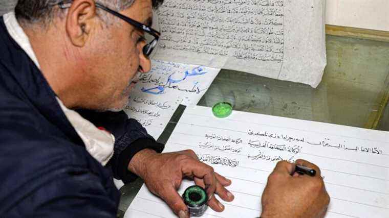 Jamal Hussein, the calligrapher who defends the grace and harmony of Arabic writing … between two masonry works