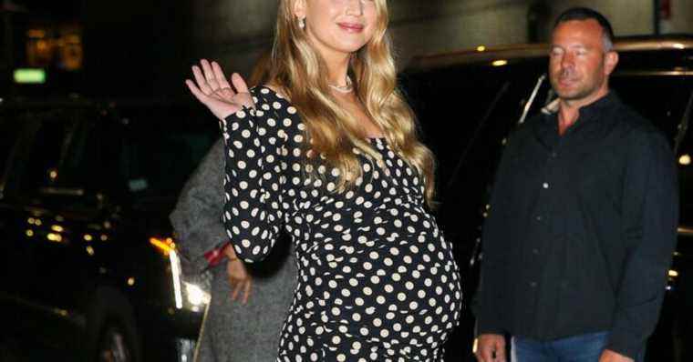 Jennifer Lawrence pregnant: her round belly nicely molded for the promotion of “Don’t Look Up”