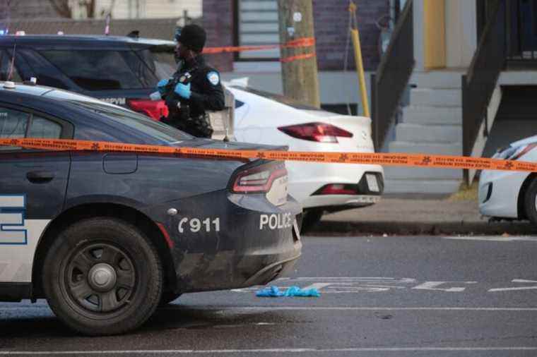 Lachine |  Man shot dead by police after stabbing two people