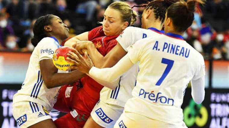 Les Bleues clinch a third success on the wire and finish first in their group at the World Handball Championship