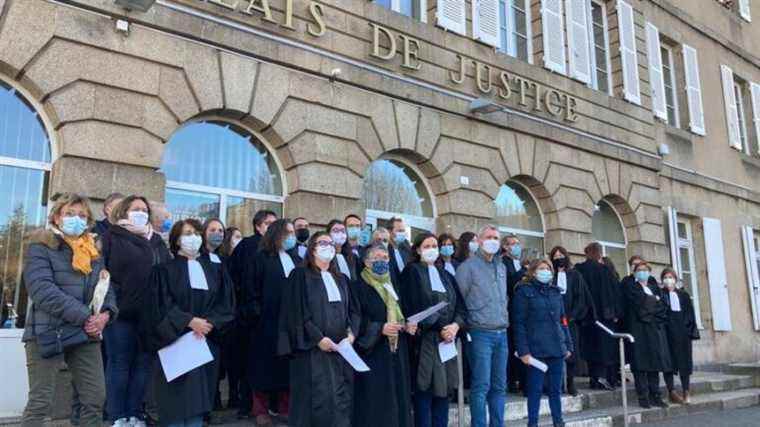 Magistrates, lawyers, clerks … around thirty people gathered in front of the Guéret court