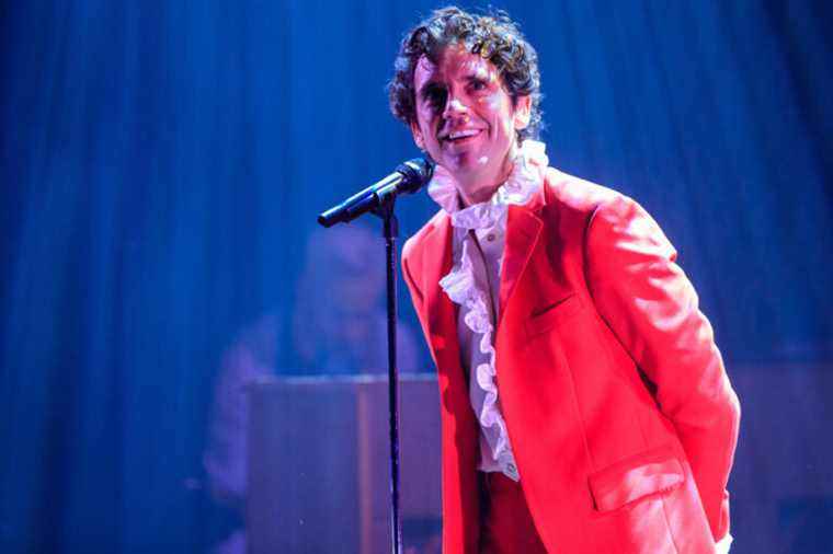 Mika performing in Quebec in April 2022