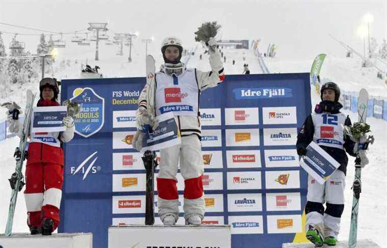 Mikaël Kingsbury obtains a gold medal in moguls in parallel