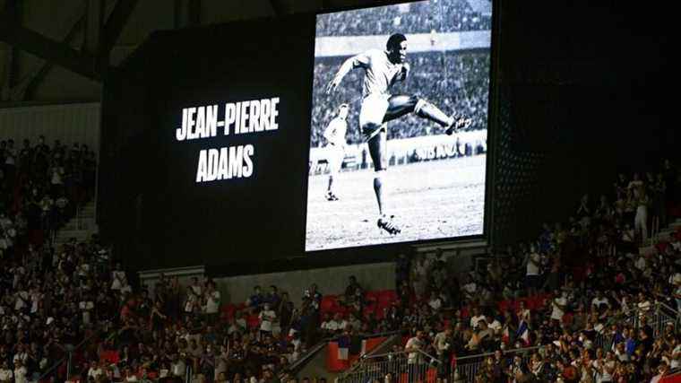 PHOTO- PSG tribute to Jean-Pierre Adams, glory of Nîmes Olympique