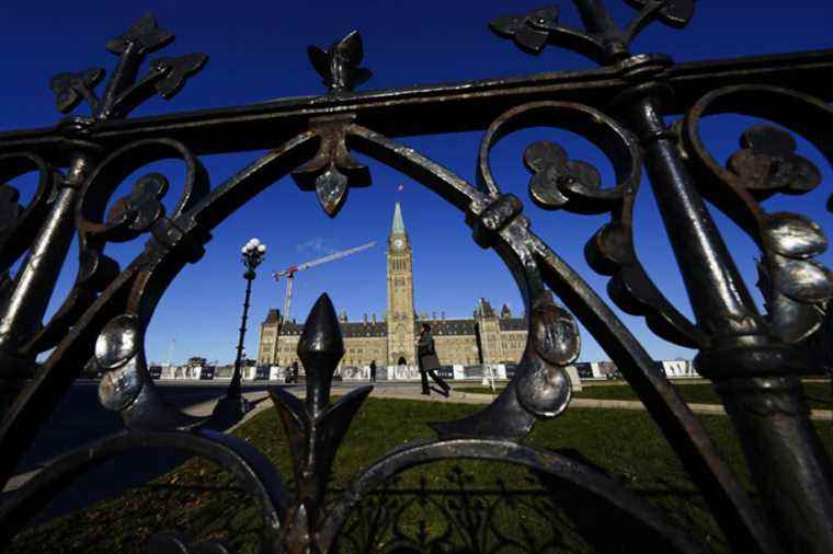 Parliament Hill |  MPs call for masks made by Canadian companies