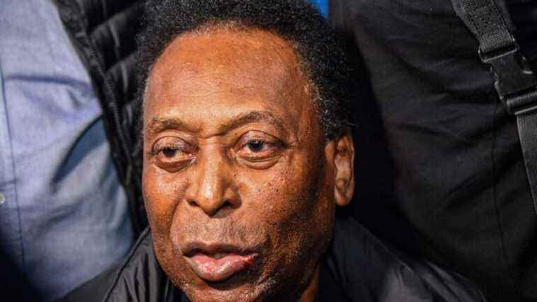 Pele back in hospital to treat a tumor