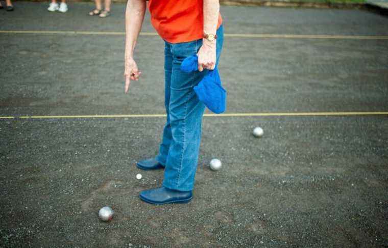 Pétanque players take Legault at his word and demand a bowling alley