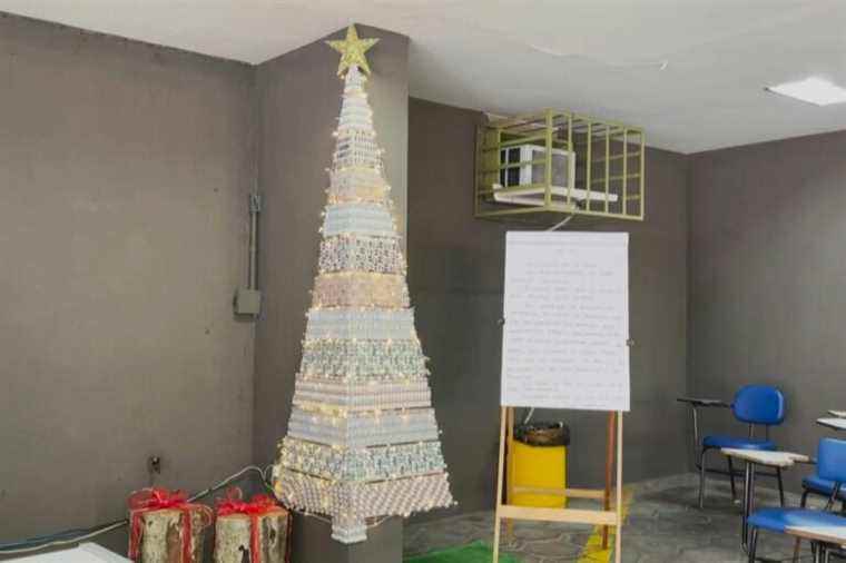 Rio de Janeiro |  A Christmas tree with empty vaccine vials to encourage people to get vaccinated