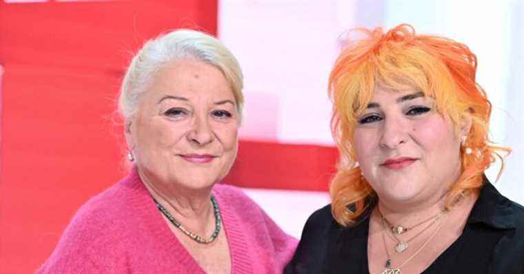 Roll on Sunday: Josiane Balasko alongside her daughter Marilou Berry, with a colorful look