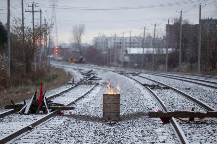 Saint-Lambert |  Protesters block railroad in support of Wet’suwet’en Nation