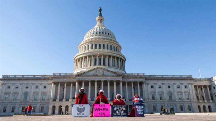 Supreme Court authorizes courts to block Texas law restricting abortion