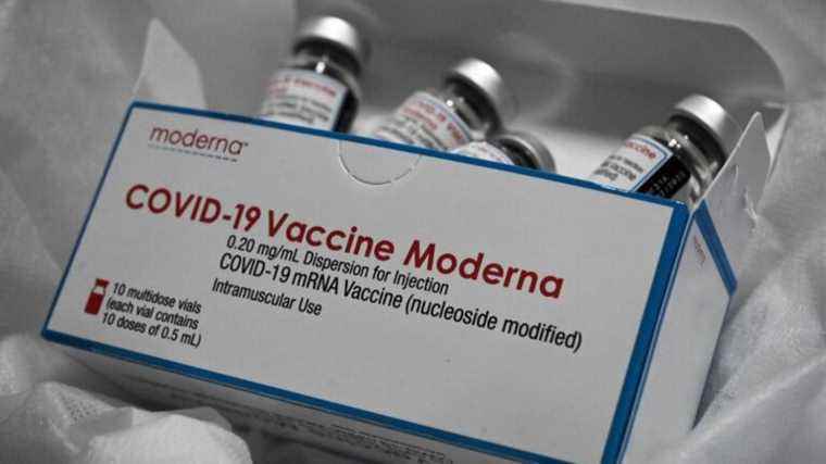 Why does the Scientific Council recommend doubling the dosage of the Moderna booster injection?