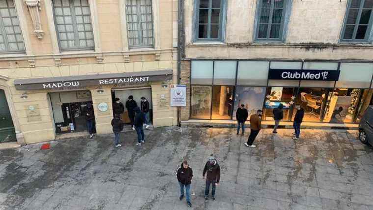 The Gladiators invite themselves in front of the town hall of Nîmes, city council day