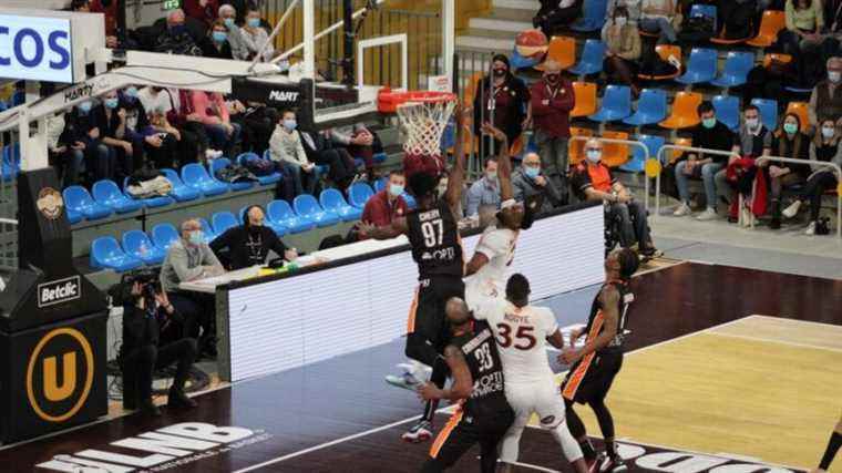 The MSB bows on the 98-89 wire against Orléans