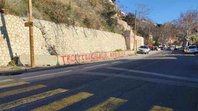 This Estaque sidewalk has been blocked for 16 years, the inhabitants can no longer take it