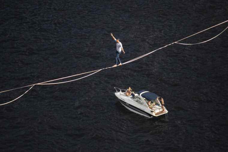 Tightrope walking above a Rio beach