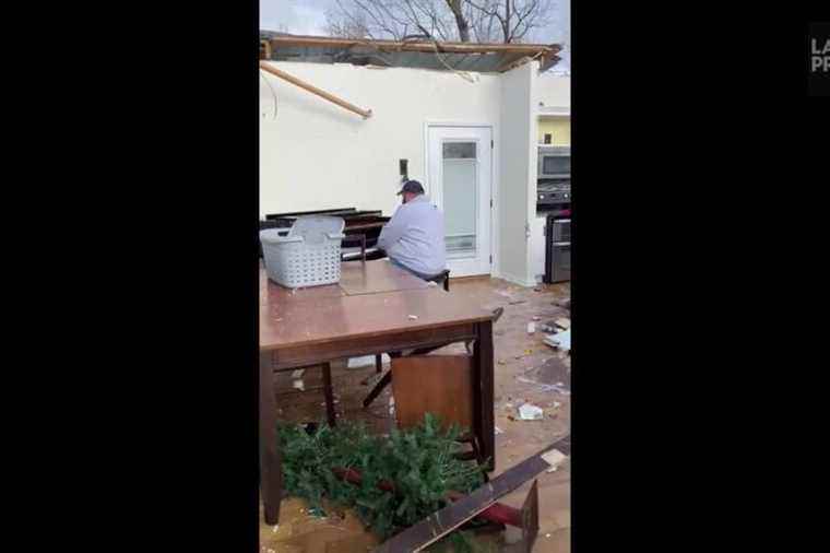 Tornadoes in Kentucky |  He plays the piano in the ruins of his house