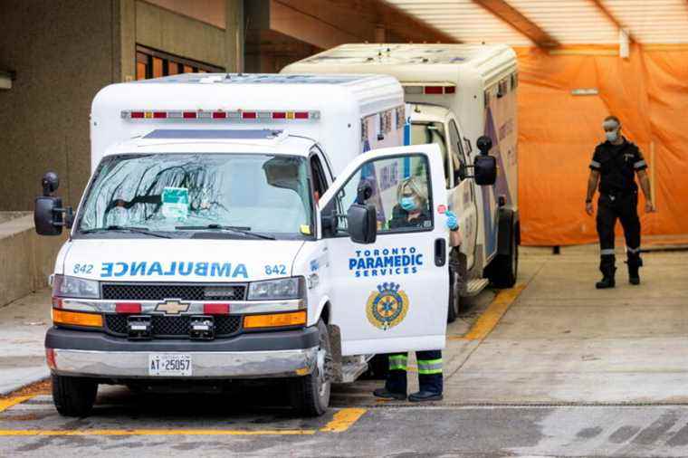 Toronto |  Pedestrians injured by car pushed onto sidewalk