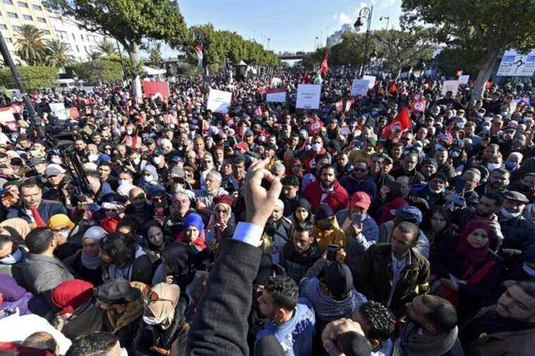 Tunisia |  Opponents and supporters of the president demonstrate