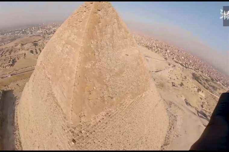 Two men in wingsuits fly close to the pyramids at 250 km / h