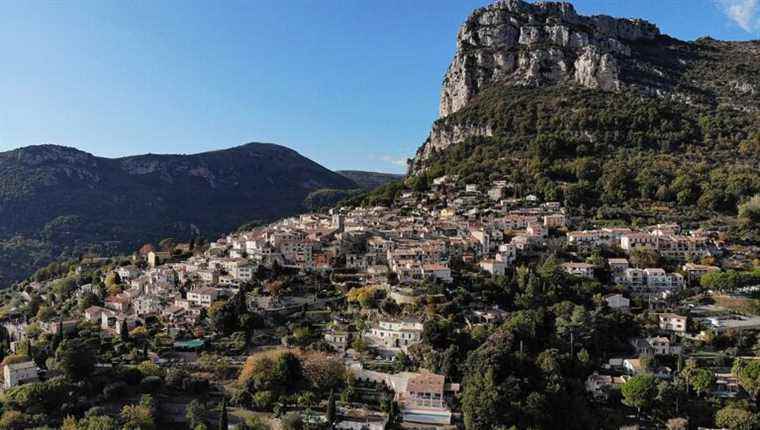 Valérie Billiet, guide-lecturer of the Guides de France association takes us to St Jeannet.