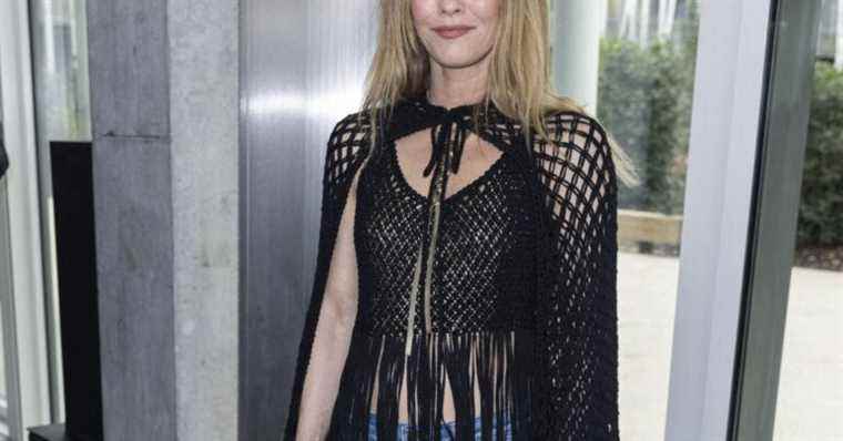 Vanessa Paradis: In a cape and tank top, she braves the cold for Chanel