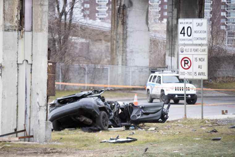 Vehicle falls off overpass in Pointe-Claire