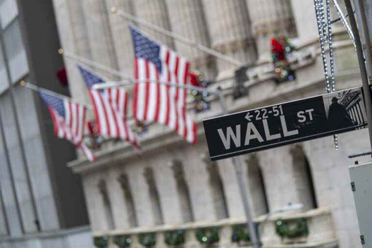 Wall Street closes sharply