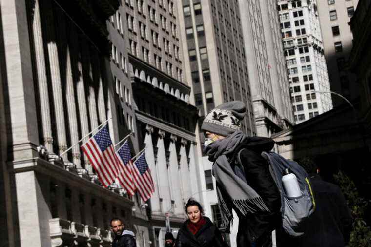 Wall Street hovers around breakeven for final session of 2021