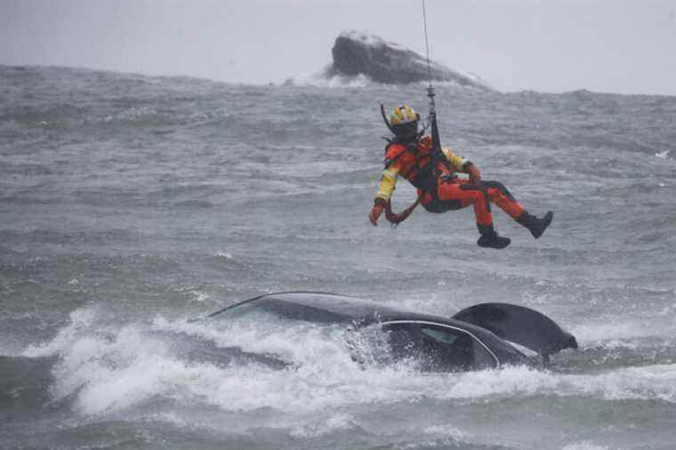 Woman dies after car falls on the edge of Niagara Falls